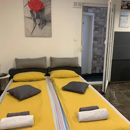 Smjestaj Za Dvije Osobe ,Blizina Amfiteatra I Bus Kolodvora ,Self-Check- In,Parking U Ulici *