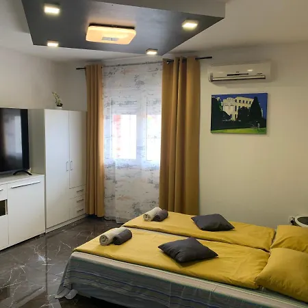 Dama Blizina Amfiteatra I Bus Kolodvora ,besplatan Privatni Parking,self-check- In Apartman Póla