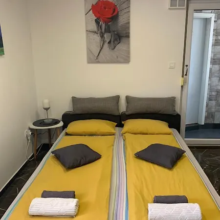 Dama Blizina Amfiteatra I Bus Kolodvora ,besplatan Privatni Parking,self-check- In Apartman Pula