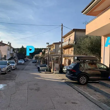 Apartmán Smjestaj Za Dvije Osobe ,blizina Amfiteatra I Bus Kolodvora ,self-check- In,parking U Ulici Pula