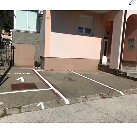 Dama Blizina Amfiteatra I Bus Kolodvora ,besplatan Privatni Parking,self-check- In Apartamento